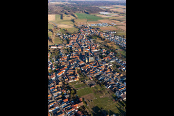 Vue aérienne de Centre-ville dans le centre-ville en Geinsheim à le quartier Geinsheim in Neustadt an der Weinstraße dans le département Rhénanie-Palatinat, Allemagne