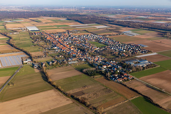 Vue aérienne de Vue du village en bordure des champs agricoles et des terres agricoles à Gommersheim dans le département Rhénanie-Palatinat, Allemagne