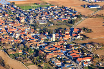 Vue aérienne de Vue du village depuis l'ouest avec l'église protestante à Freisbach dans le département Rhénanie-Palatinat, Allemagne