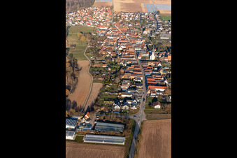 Vue aérienne de Village - vue autour de la rue principale à Freisbach dans le département Rhénanie-Palatinat, Allemagne