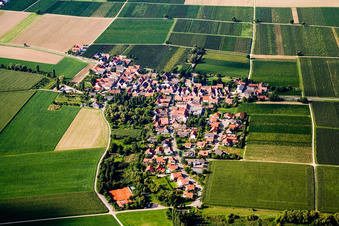 Vue aérienne de Vue sur le village à Kleinfischlingen dans le département Rhénanie-Palatinat, Allemagne