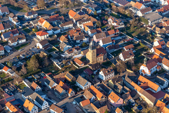 Vue aérienne de Église des Apôtres à le quartier Niederlustadt in Lustadt dans le département Rhénanie-Palatinat, Allemagne