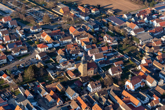 Vue aérienne de Église des Apôtres au centre du village à le quartier Niederlustadt in Lustadt dans le département Rhénanie-Palatinat, Allemagne