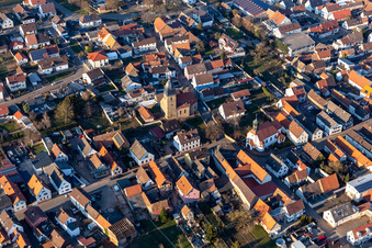 Vue aérienne de Église des Apôtres à le quartier Niederlustadt in Lustadt dans le département Rhénanie-Palatinat, Allemagne