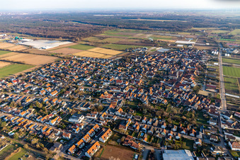 Vue aérienne de Vue du village en bordure des champs agricoles et des terres agricoles à Zeiskam dans le département Rhénanie-Palatinat, Allemagne