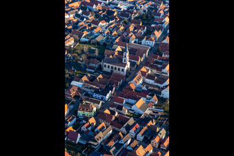 Vue aérienne de Église protestante à Zeiskam dans le département Rhénanie-Palatinat, Allemagne