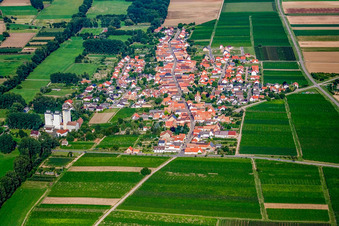 Vue aérienne de Ville vue de l'ouest à Freimersheim dans le département Rhénanie-Palatinat, Allemagne