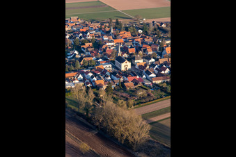Vue aérienne de Bâtiment d'église au centre du village à Knittelsheim dans le département Rhénanie-Palatinat, Allemagne