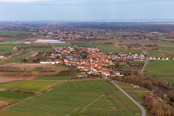 Vue aérienne de Vue du village depuis l'ouest à Schweighofen dans le département Rhénanie-Palatinat, Allemagne
