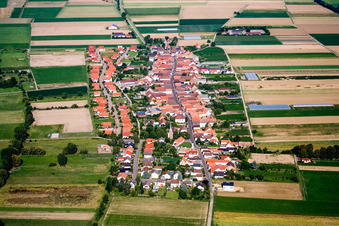 Vue des rues et des maisons dans les quartiers résidentiels à Altdorf dans le département Rhénanie-Palatinat, Allemagne d'en haut