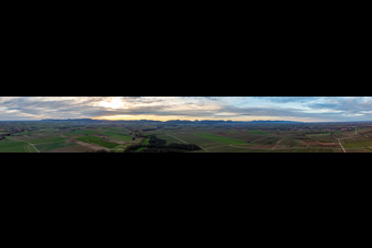 Vue aérienne de Panorama du coucher de soleil sur le paysage de la forêt du Palatinat depuis le Horbachtal à le quartier Ingenheim in Billigheim-Ingenheim dans le département Rhénanie-Palatinat, Allemagne