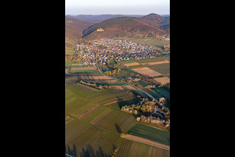Vue aérienne de Klingbachtal en floraison printanière à Klingenmünster dans le département Rhénanie-Palatinat, Allemagne
