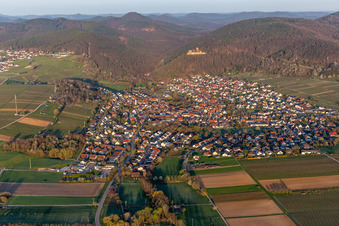 Vue aérienne de Dans la lumière du matin à Klingenmünster dans le département Rhénanie-Palatinat, Allemagne