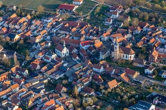Vue aérienne de Églises à Göcklingen dans le département Rhénanie-Palatinat, Allemagne