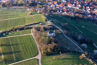 Photographie aérienne de Chapelle dans la réserve naturelle de Kleine Kalmit dans le Palatinat à Ilbesheim bei Landau dans le département Rhénanie-Palatinat, Allemagne