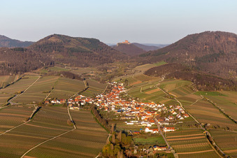 Vue aérienne de Devant les Trifels à Ranschbach dans le département Rhénanie-Palatinat, Allemagne