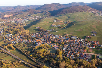 Vue aérienne de Siebeldingen dans le département Rhénanie-Palatinat, Allemagne