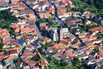Vue aérienne de Village - Vue à le quartier Geinsheim in Neustadt an der Weinstraße dans le département Rhénanie-Palatinat, Allemagne