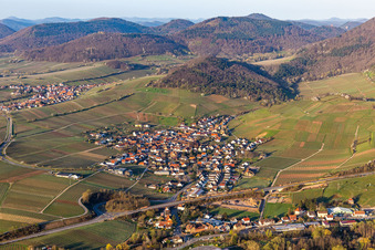 Vue oblique de Birkweiler dans le département Rhénanie-Palatinat, Allemagne