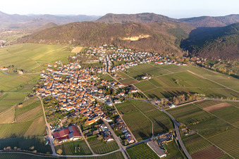 Vue aérienne de Vue sur le village à Frankweiler dans le département Rhénanie-Palatinat, Allemagne