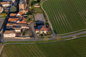 Vue aérienne de La maison de vin Vinothek Meßmer, Ritterhof zur Rose à Burrweiler dans le département Rhénanie-Palatinat, Allemagne