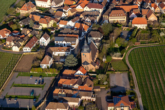 Vue aérienne de Église paroissiale catholique de la Visitation de Marie à Burrweiler dans le département Rhénanie-Palatinat, Allemagne