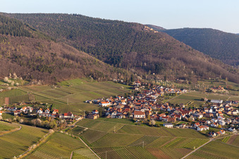 Vue aérienne de Weyher in der Pfalz dans le département Rhénanie-Palatinat, Allemagne