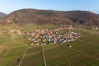 Vue aérienne de Centre du village en bordure des vignes et des caves de la région viticole à Weyher in der Pfalz dans le département Rhénanie-Palatinat, Allemagne