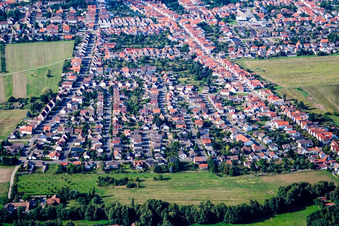 Vue aérienne de Vue des rues et des maisons dans les quartiers résidentiels à Haßloch dans le département Rhénanie-Palatinat, Allemagne