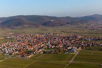 Vue aérienne de La plaine du Rhin entourée par la lisière de Haardt de la forêt du Palatinat à Edenkoben à le quartier Alsterweiler in Maikammer dans le département Rhénanie-Palatinat, Allemagne