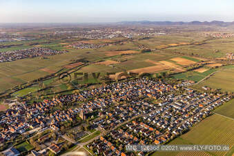 Vue d'oiseau de Essingen dans le département Rhénanie-Palatinat, Allemagne