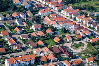 Vue aérienne de Rennbahnstraße x Albert-Einstein-Straße à Haßloch dans le département Rhénanie-Palatinat, Allemagne