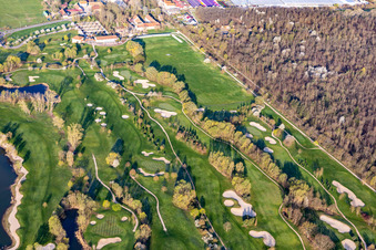 Vue oblique de Arbres en fleurs au printemps sur le terrain de golf Landgut Dreihof - GOLF absolu à le quartier Dreihof in Essingen dans le département Rhénanie-Palatinat, Allemagne