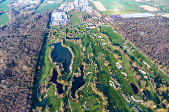 Arbres en fleurs au printemps sur le terrain de golf Landgut Dreihof - GOLF absolu à le quartier Dreihof in Essingen dans le département Rhénanie-Palatinat, Allemagne vue d'en haut