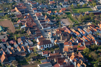 Vue aérienne de Église protestante d'Ottersheim au centre du village à Ottersheim bei Landau dans le département Rhénanie-Palatinat, Allemagne