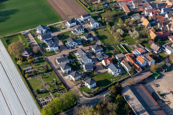 Vue aérienne de Pièces de jardin supérieures à Knittelsheim dans le département Rhénanie-Palatinat, Allemagne