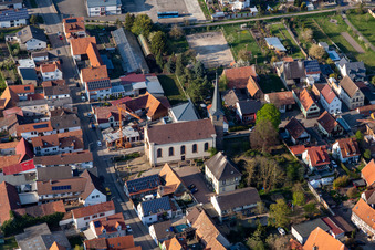 Vue aérienne de Bâtiment d'église au centre du village à Knittelsheim dans le département Rhénanie-Palatinat, Allemagne