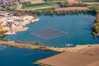 Vue aérienne de Centrale solaire flottante et champs de panneaux photovoltaïques à la surface de l'eau sur un lac de gravière à Leimersheim dans le département Rhénanie-Palatinat, Allemagne