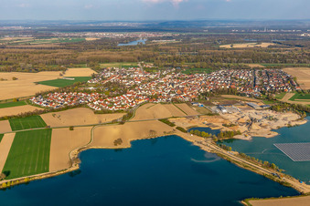 Vue aérienne de Zone riveraine du lac de la carrière à Leimersheim dans le département Rhénanie-Palatinat, Allemagne