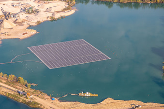 Photographie aérienne de Centrale solaire flottante et champs de panneaux photovoltaïques à la surface de l'eau sur un lac de gravière à Leimersheim dans le département Rhénanie-Palatinat, Allemagne