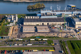 Construction de la nouvelle centrale électrique à gaz et hydrogène de l'usine de papier Palm GmbH & Co. KG dans la zone industrielle de Wörth-Oberwald à Wörth am Rhein dans le département Rhénanie-Palatinat, Allemagne du point de vue du drone