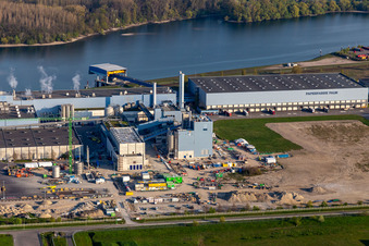 Construction de la nouvelle centrale électrique à gaz et hydrogène de l'usine de papier Palm GmbH & Co. KG dans la zone industrielle de Wörth-Oberwald à Wörth am Rhein dans le département Rhénanie-Palatinat, Allemagne d'un drone