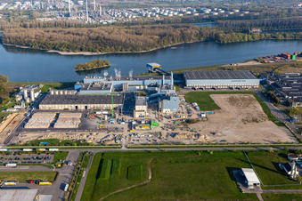 Construction de la nouvelle centrale électrique à gaz et hydrogène de l'usine de papier Palm GmbH & Co. KG dans la zone industrielle de Wörth-Oberwald à Wörth am Rhein dans le département Rhénanie-Palatinat, Allemagne vu d'un drone