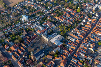 Vue aérienne de Rue principale et place du marché à Kandel dans le département Rhénanie-Palatinat, Allemagne