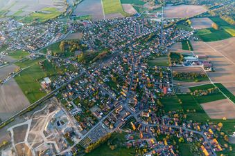 Vue aérienne de Champs agricoles et terres agricoles à Sessenheim dans le département Bas Rhin, France