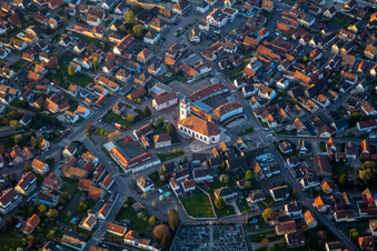 Vue aérienne de Bâtiment d'église au centre du village à Drusenheim dans le département Bas Rhin, France