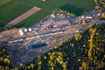 Vue aérienne de Station de compression et station de pompage de gaz naturel du Rhône Gaz à Herrlisheim dans le département Bas Rhin, France