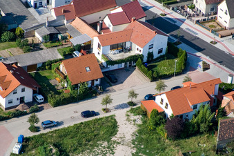 Vue oblique de Rennbahnstraße x Albert-Einstein-Straße à Haßloch dans le département Rhénanie-Palatinat, Allemagne
