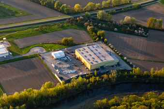 Vue aérienne de Locaux de l'entreprise Wiegel Rheinau Feuerverzinken GmbH & Co KG avec halls, bâtiments d'entreprise et installations de production à Freistett à le quartier Freistett in Rheinau dans le département Bade-Wurtemberg, Allemagne