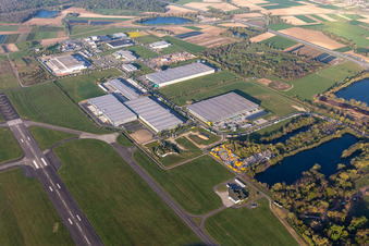 Vue aérienne de Locaux d'entreprise avec halls, bâtiments d'entreprise et installations de production de DSV Road GmbH, DSV Solutions GmbH, Lahr Logistics, pellets2go, ARGE BSA Lahr et Fliege Logistik Stiftung/Schwarzwald à le quartier Hugsweier in Lahr dans le département Bade-Wurtemberg, Allemagne